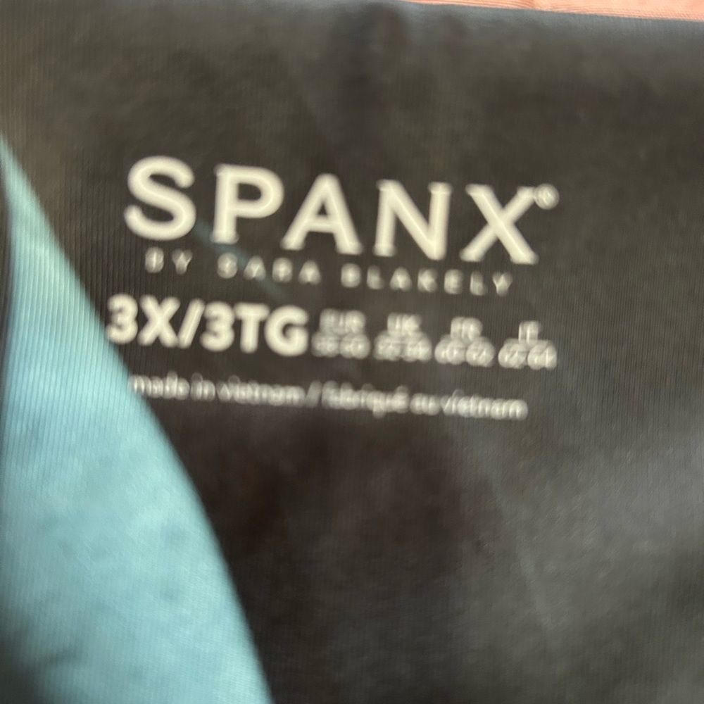 SPANX Black and White Leggings with Dynamic Pattern - Picture 4 of 8